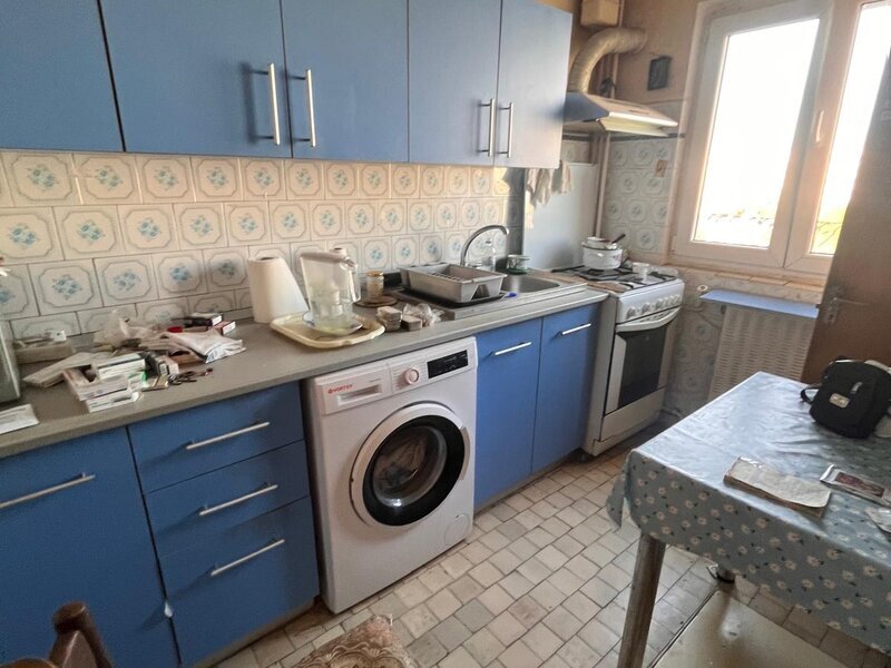 Titan, 5 minute metrou Costin Georgian, Piata Minis,