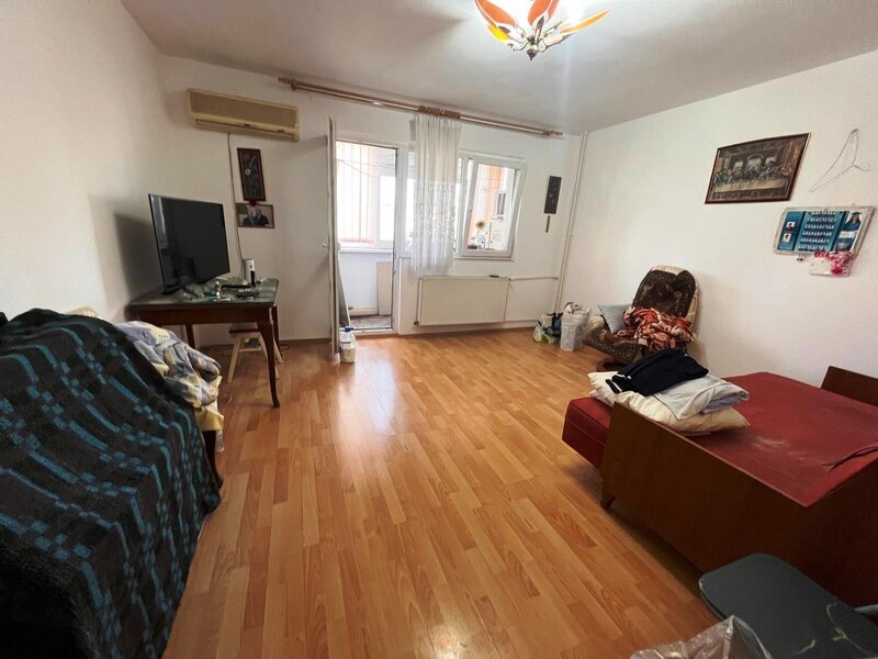 Titan, 5 minute metrou Costin Georgian, Piata Minis,