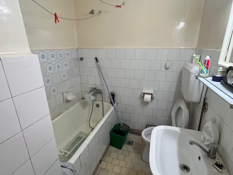 Titan, 5 minute metrou Costin Georgian, Piata Minis,